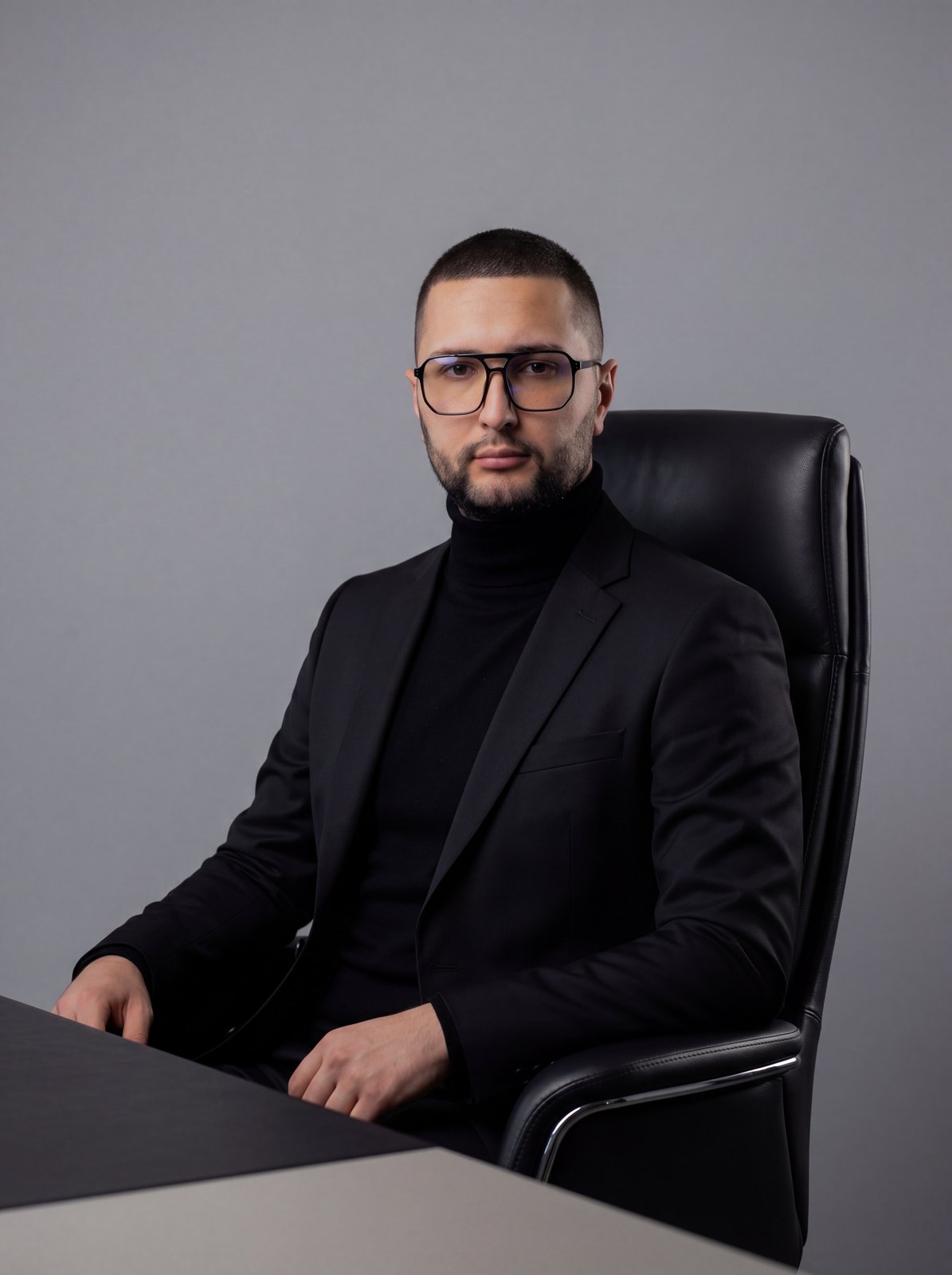 Симонов Эммануил Викторович за работой